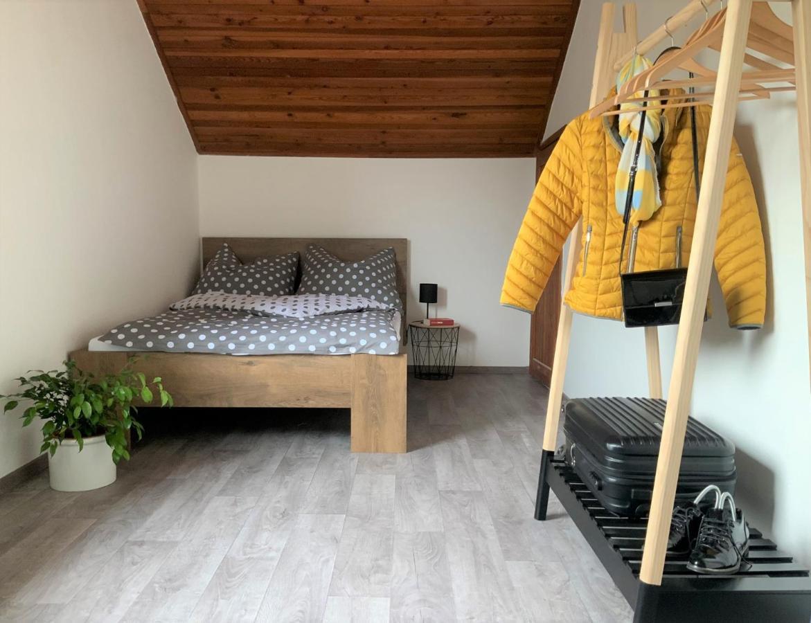 Apartman V Podkrovi Hostinné Exterior foto